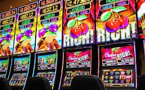 Platform line togell menampilkan tiga kategori utama: sportsbook, live-dealer casino, dan slot games