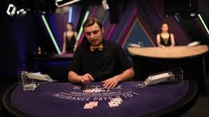 Layar keputusan raise atau fold di Texas Hold'em Bonus line togell dengan tabel pembayaran terlihat